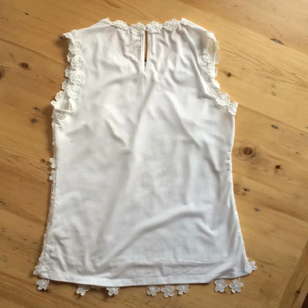 Adiva S white floral scalloped lace overlay sleeveless top - Picture 3 of 9